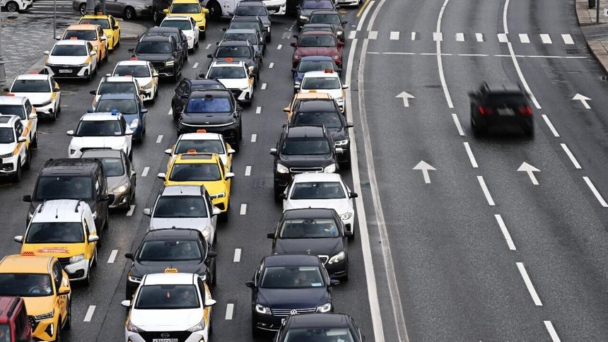 Названы последствия ограничений на тарифы такси в непогоду