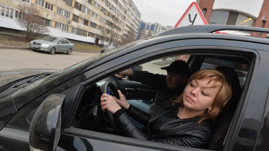 В Госдуме предложили учить учеников автошкол заправлять машины