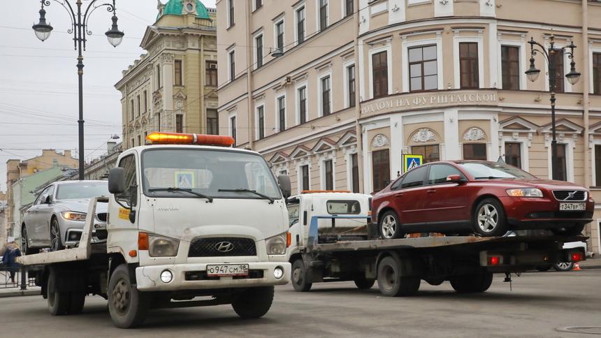 Россиянам объяснили, что влияет на цену эвакуации машин