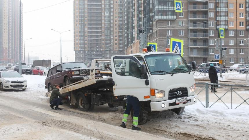 Россиянам объяснили, что влияет на цену эвакуации машин
