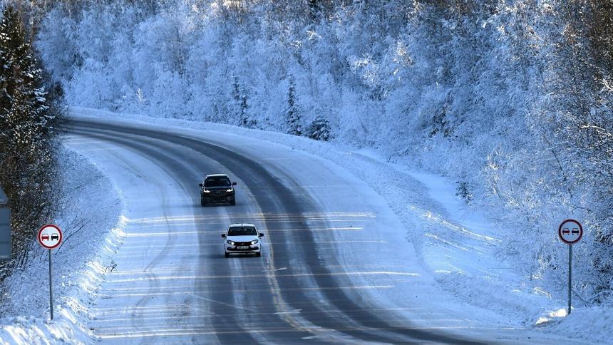 Водителям напомнили правила передвижения на летних шинах по гололёду