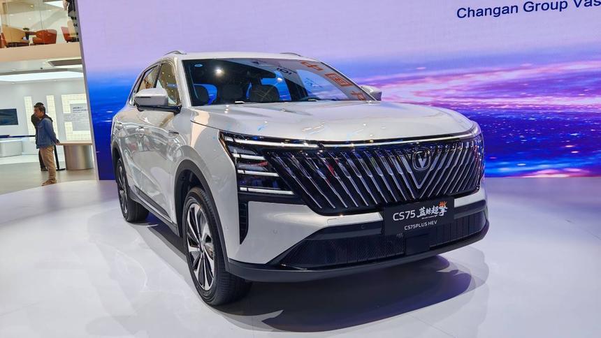 В Пекине Changan представил новую версию CS75 Plus