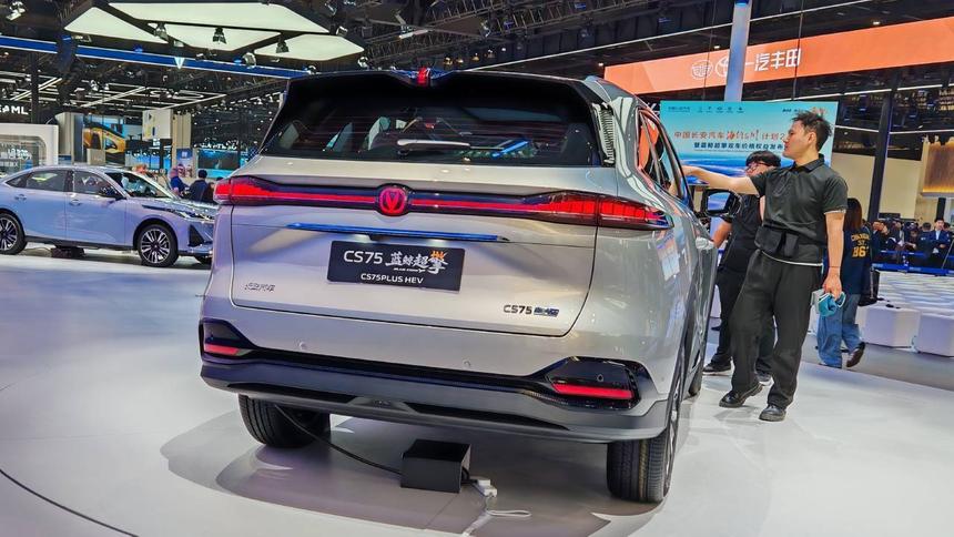 В Пекине Changan представил новую версию CS75 Plus