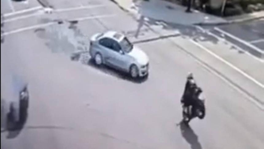 В Сети завирусился висящий на столбе после ДТП мотоцикл