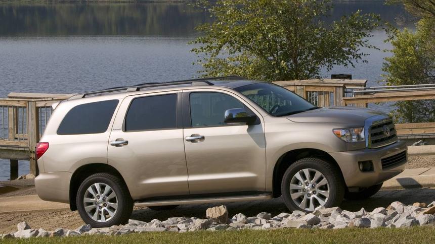 На продажу выставили 10-летний огромный внедорожник Toyota