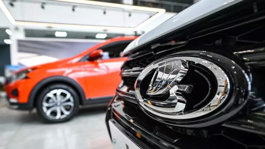 АвтоВАЗ отреагировал на слухи о росте цен на машины Lada