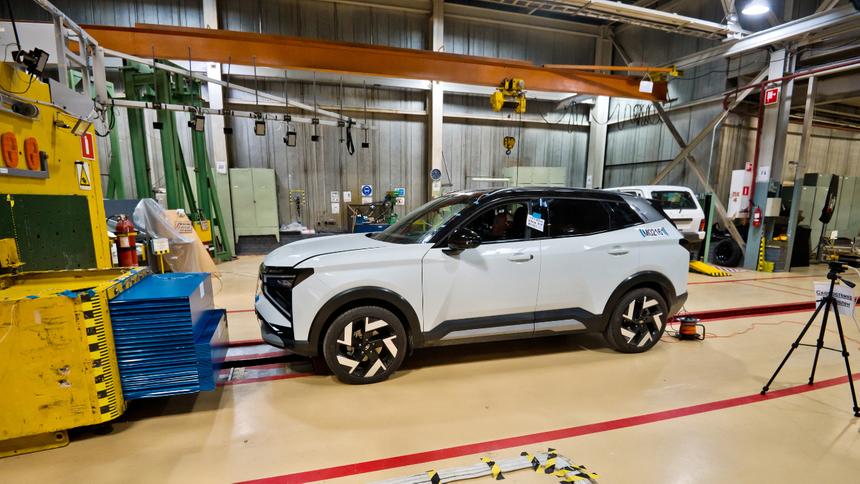 Кроссовер Lada Azimut прошёл обязательные государственные краш-тесты